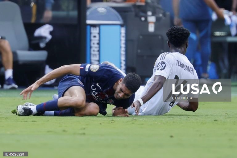 Os franceses do Paris Saint-Germain, campeões europeus em título, qualificaram-se hoje para a final do renovado Mundial de clubes de futebol, ao golear os espanhóis do Real Madrid por 4-0, marcando encontro com Chelsea.