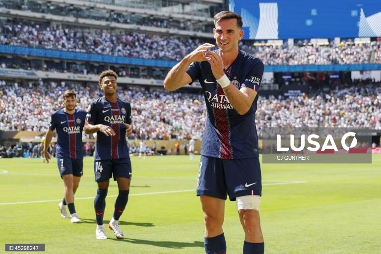 Os franceses do Paris Saint-Germain, campeões europeus em título, qualificaram-se hoje para a final do renovado Mundial de clubes de futebol, ao golear os espanhóis do Real Madrid por 4-0, marcando encontro com Chelsea.