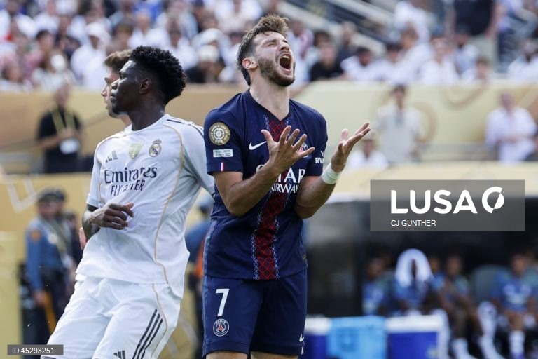 Os franceses do Paris Saint-Germain, campeões europeus em título, qualificaram-se hoje para a final do renovado Mundial de clubes de futebol, ao golear os espanhóis do Real Madrid por 4-0, marcando encontro com Chelsea.