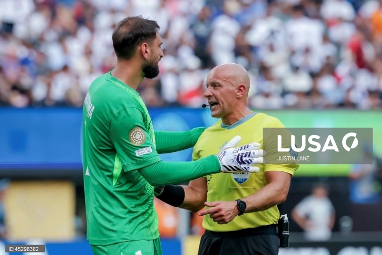 Os franceses do Paris Saint-Germain, campeões europeus em título, qualificaram-se hoje para a final do renovado Mundial de clubes de futebol, ao golear os espanhóis do Real Madrid por 4-0, marcando encontro com Chelsea.