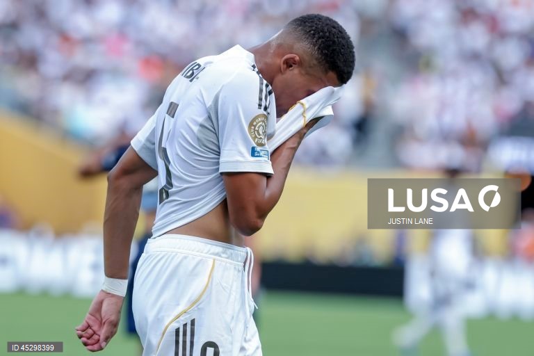 Os franceses do Paris Saint-Germain, campeões europeus em título, qualificaram-se hoje para a final do renovado Mundial de clubes de futebol, ao golear os espanhóis do Real Madrid por 4-0, marcando encontro com Chelsea.