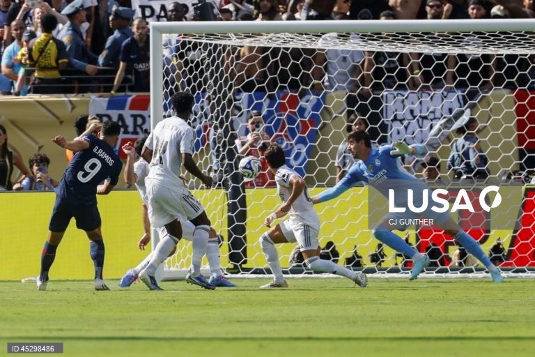 Os franceses do Paris Saint-Germain, campeões europeus em título, qualificaram-se hoje para a final do renovado Mundial de clubes de futebol, ao golear os espanhóis do Real Madrid por 4-0, marcando encontro com Chelsea.