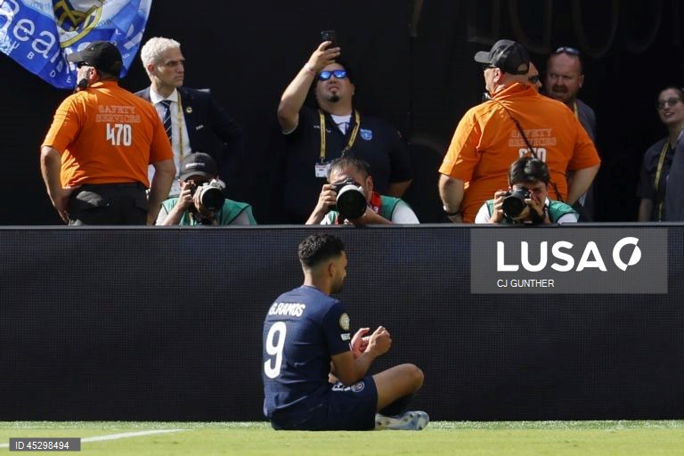 Os franceses do Paris Saint-Germain, campeões europeus em título, qualificaram-se hoje para a final do renovado Mundial de clubes de futebol, ao golear os espanhóis do Real Madrid por 4-0, marcando encontro com Chelsea.