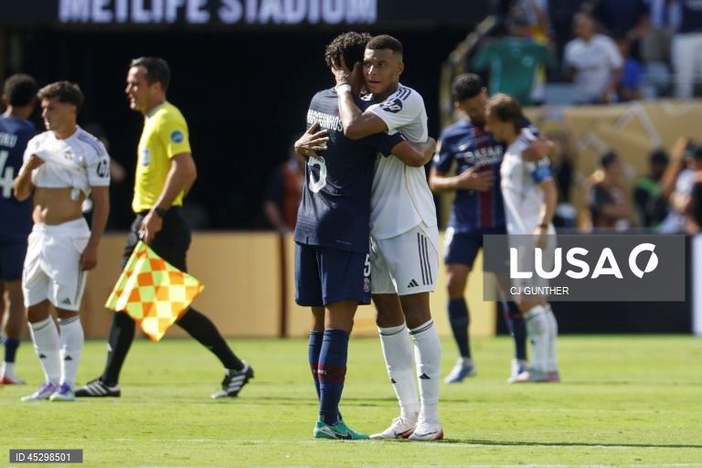 Os franceses do Paris Saint-Germain, campeões europeus em título, qualificaram-se hoje para a final do renovado Mundial de clubes de futebol, ao golear os espanhóis do Real Madrid por 4-0, marcando encontro com Chelsea.
