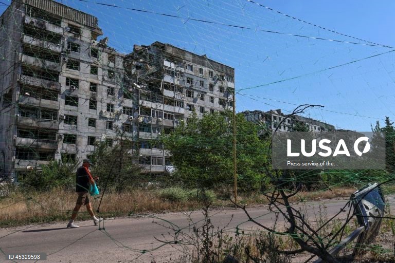Ucrânia: Proteção das ruas com redes anti-drones na cidade de Orikhiv, região de Zaporizhzhia