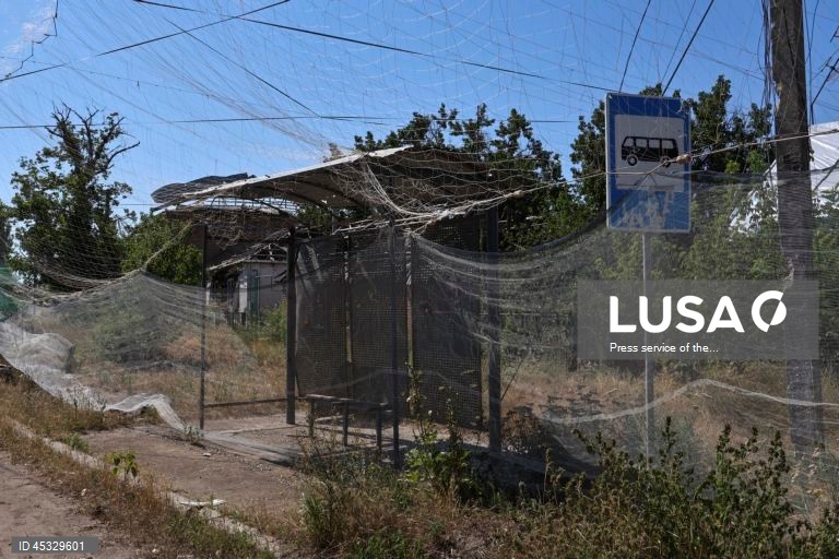 Ucrânia: Proteção das ruas com redes anti-drones na cidade de Orikhiv, região de Zaporizhzhia