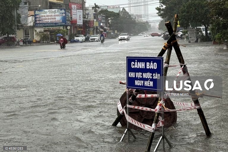 Tufão Wipha atinge a costa norte do Vietname.