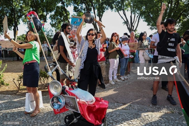 Marcha solidária "Gaza tem Fome", organizada pelo coletivo Occupy for Gaza, que termina na Assembleia da República onde se realiza uma vigília pela libertação do povo palestiniano, que se repete semanalmente há vários meses, Lisboa, 23 de julho de 2025. ANTÓNIO COTRIM/LUSA