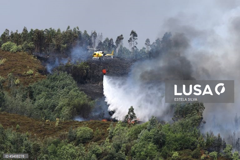 Um helicóptero combate o incêndio que lavra numa encosta próxima do lugar de Parada, na freguesia Santa Eulália, em Arouca, 30 de julho de 2025. ESTELA SILVA/LUSA