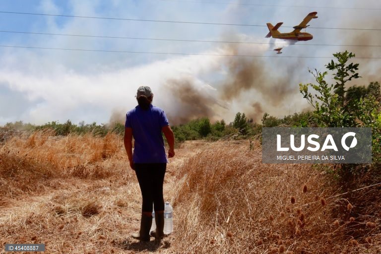 Um avião combate um incêndio na aldeia de Lapa de Tourais, Seia, 30 de julho de 2025. Este incêndio que deflagrou no concelho de Seia, distrito da Guarda, está a ser combatido por 180 operacionais, 54 viaturas e três meios aéreos. MIGUEL PEREIRA DA SILVA/LUSA