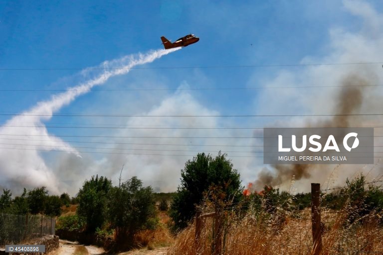 Um avião combate um incêndio na aldeia de Lapa de Tourais, Seia, 30 de julho de 2025. Este incêndio que deflagrou no concelho de Seia, distrito da Guarda, está a ser combatido por 180 operacionais, 54 viaturas e três meios aéreos. MIGUEL PEREIRA DA SILVA/LUSA