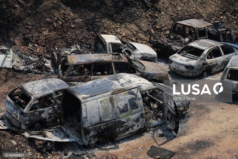Carros danificados pelo incêndio que começou em Arouca na segunda-feira, numa sucata no lugar de Seixo, em Castelo de Paiva, 30 de Julho de 2025. ESTELA SILVA/LUSA