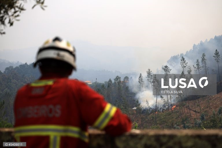 Um bombeiro observa um incêndio no lugar de Real, em Castelo de Paiva, 30 de Julho de 2025. ESTELA SILVA/LUSA
