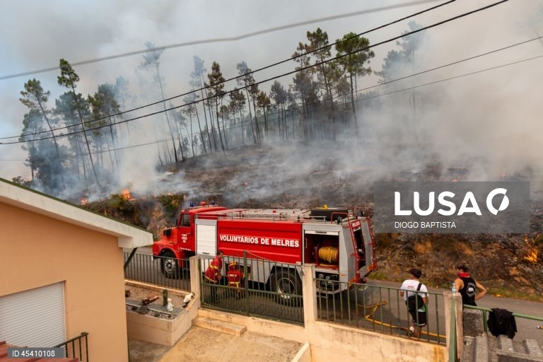 Bombeiros combatem um incêndio florestal em Melres, Gondomar, Porto, 30 de julho 2025. As povoações de Montezelo e Altocentro, em Melres, concelho de Gondomar, estão ameaçadas pelas chamas do incêndio que começou na terça-feira em Penafiel, revelou à Lusa fonte dos bombeiros de Melres e segundo o ‘site’ da Autoridade Nacional de Emergência e Proteção Civil (ANEPC), pelas 14:55 este incêndio no distrito do Porto estava a ser combatido por 178 operacionais, apoiados por 47 viaturas e três meios...