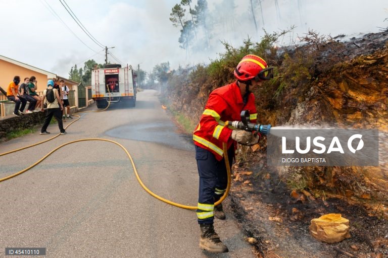 Um bombeiro combate um incêndio florestal em Melres, Gondomar, Porto, 30 de julho 2025. As povoações de Montezelo e Altocentro, em Melres, concelho de Gondomar, estão ameaçadas pelas chamas do incêndio que começou na terça-feira em Penafiel, revelou à Lusa fonte dos bombeiros de Melres e segundo o ‘site’ da Autoridade Nacional de Emergência e Proteção Civil (ANEPC), pelas 14:55 este incêndio no distrito do Porto estava a ser combatido por 178 operacionais, apoiados por 47 viaturas e três meios...