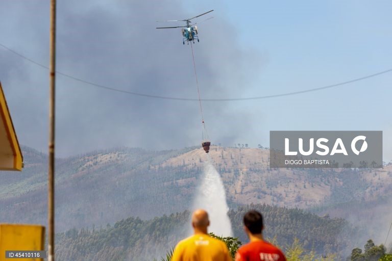 Um helicóptero faz uma descarga de água no combate a um incêndio florestal em Melres, Gondomar, Porto, 30 de julho 2025. As povoações de Montezelo e Altocentro, em Melres, concelho de Gondomar, estão ameaçadas pelas chamas do incêndio que começou na terça-feira em Penafiel, revelou à Lusa fonte dos bombeiros de Melres e segundo o ‘site’ da Autoridade Nacional de Emergência e Proteção Civil (ANEPC), pelas 14:55 este incêndio no distrito do Porto estava a ser combatido por 178 operacionais,...