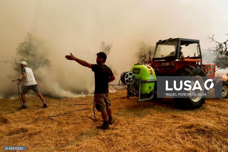 Populares combatem um incêndio em Santa Comba, Seia, 30 de julho de 2025. Este incêndio que deflagrou no concelho de Seia, distrito da Guarda, está a ser combatido por 201 operacionais, 61 viaturas e dois meios aéreos. MIGUEL PEREIRA DA SILVA/LUSA