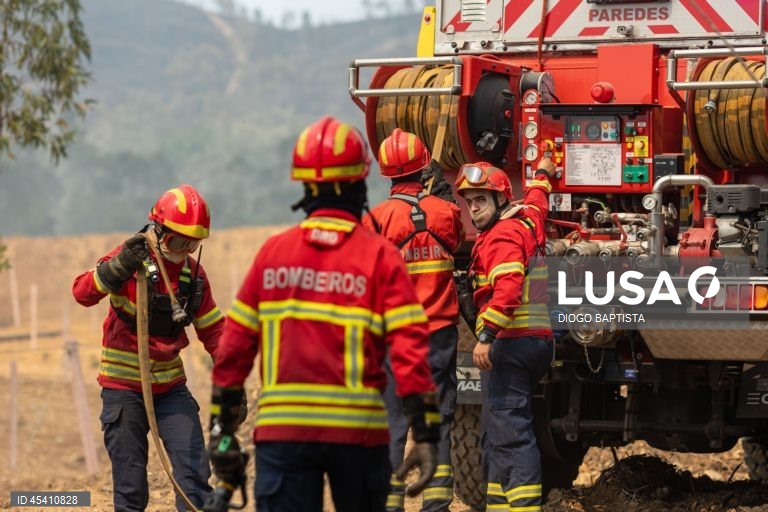 Bombeiros combatem um incêndio florestal em Melres, Gondomar, Porto, 30 de julho 2025. As povoações de Montezelo e Altocentro, em Melres, concelho de Gondomar, estão ameaçadas pelas chamas do incêndio que começou na terça-feira em Penafiel, revelou à Lusa fonte dos bombeiros de Melres e segundo o ‘site’ da Autoridade Nacional de Emergência e Proteção Civil (ANEPC), pelas 14:55 este incêndio no distrito do Porto estava a ser combatido por 178 operacionais, apoiados por 47 viaturas e três meios...