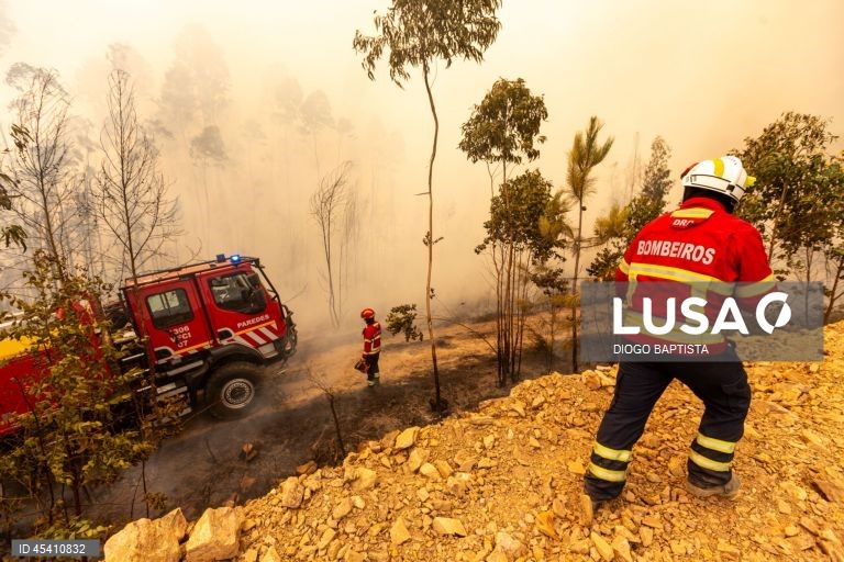 Bombeiros combatem um incêndio florestal em Melres, Gondomar, Porto, 30 de julho 2025. As povoações de Montezelo e Altocentro, em Melres, concelho de Gondomar, estão ameaçadas pelas chamas do incêndio que começou na terça-feira em Penafiel, revelou à Lusa fonte dos bombeiros de Melres e segundo o ‘site’ da Autoridade Nacional de Emergência e Proteção Civil (ANEPC), pelas 14:55 este incêndio no distrito do Porto estava a ser combatido por 178 operacionais, apoiados por 47 viaturas e três meios...