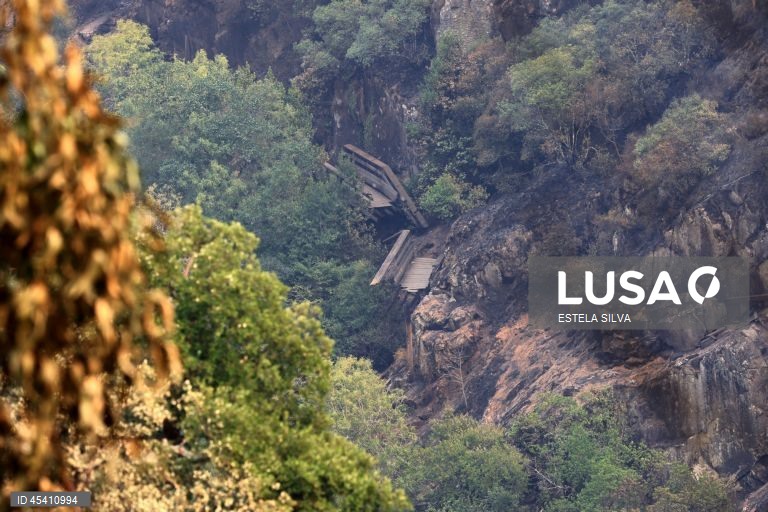 Passadiços do Paiva, na freguesia de Espiunca, destruídos pelo incêndio que lavra desde segunda feira, em Arouca, 30 de Julho de 2025. No ano passado, um incêndio já tinha destruído parte dos passadiços, e só voltaram a abrir em abril deste ano, sendo uma das mais importantes infraestruturas turísticas do concelho atraindo milhares de visitantes todos os anos. ESTELA SILVA/LUSA