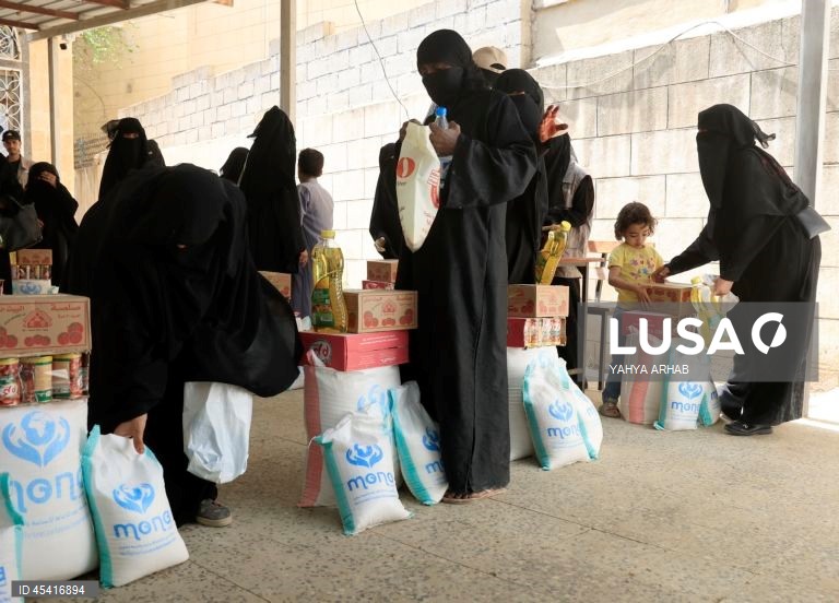 Iémen: Distribuição de ajuda humanitária em Saná