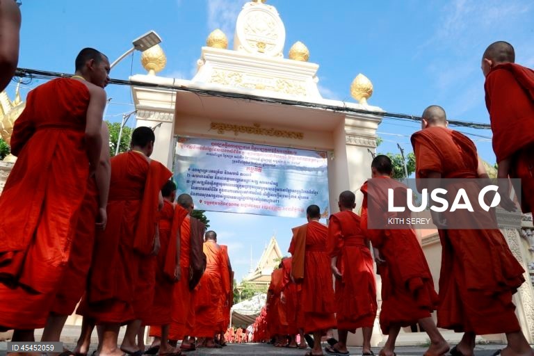 Camboja: Cerimónias budistas pela paz em Phnom Penh