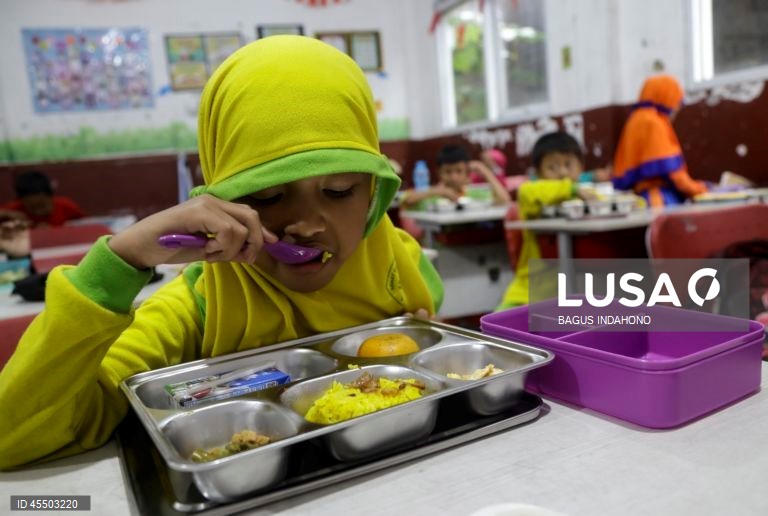 Indonésia: Alunos recebem refeições gratuitas dadas pelo governo