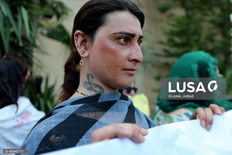 Paquistão: Protesto de transexuais em Peshawar