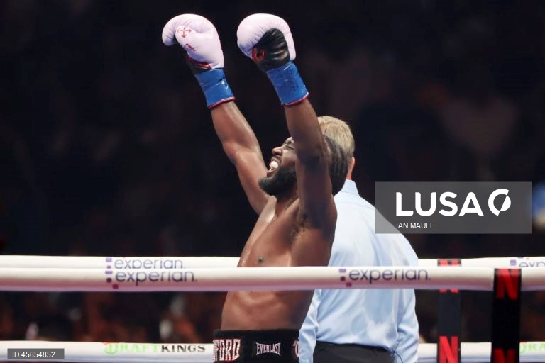 Terence Crawford, dos Estados Unidos, ganhou após a luta pelo título mundial dos supermédios contra Canelo Alvarez, do México, em Las Vegas, Nevada, EUA.