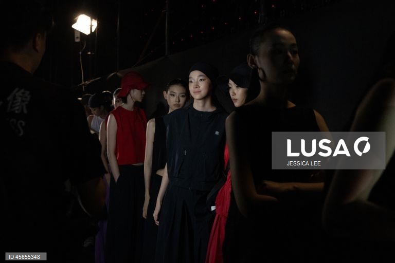 Bastidores da Semana da Moda da China 2025, em Pequim, China. O evento decorre de 5 a 14 de setembro de 2025. 
