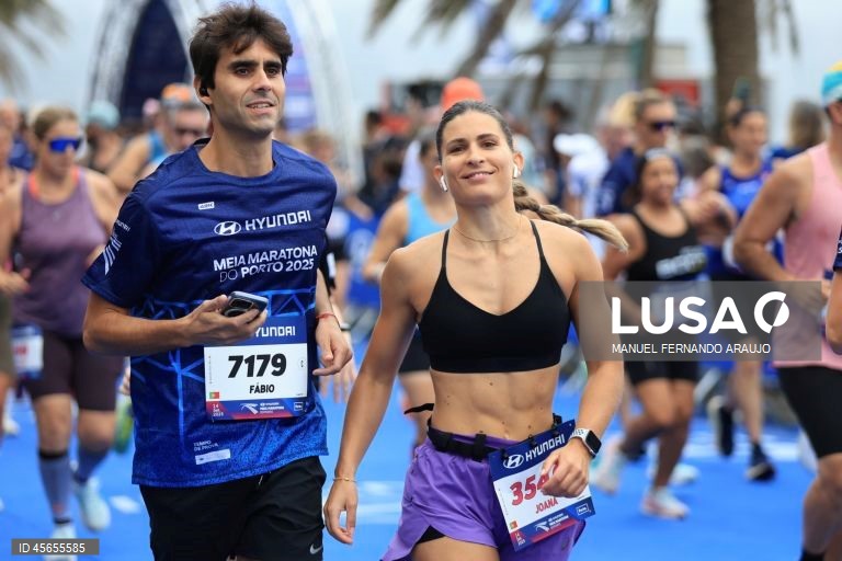 Participantes durante a 18ª edição da Meia Maratona do Porto, 14 Setembro de 2025.  MANUEL FERNANDO ARAUJO/LUSA