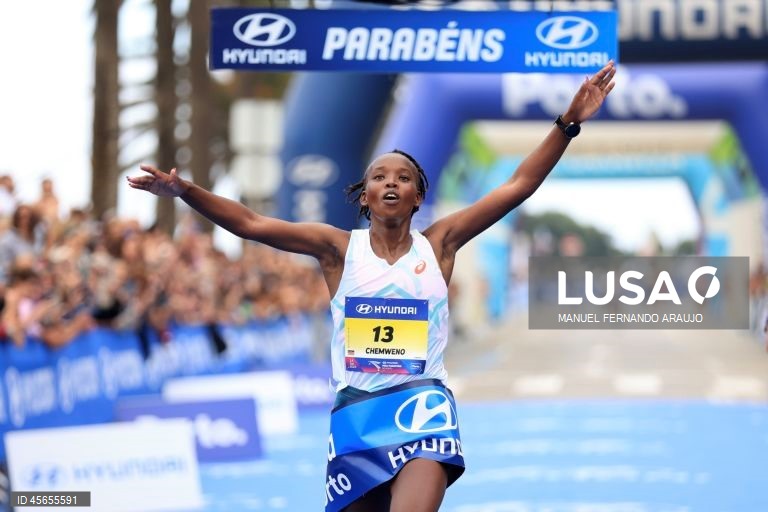 A vencedora Cynthia Chemweno à chegada à meta  durante a 18ª edição da Meia Maratona do Porto, 14 Setembro de 2025.  MANUEL FERNANDO ARAUJO/LUSA