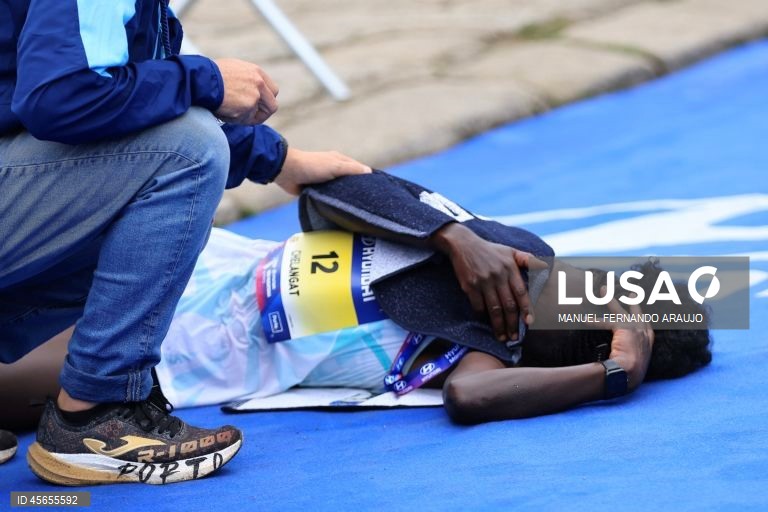 A atleta Annet Chemengich Chelangat reage à chegada à meta  durante a 18ª edição da Meia Maratona do Porto, 14 Setembro de 2025.  MANUEL FERNANDO ARAUJO/LUSA