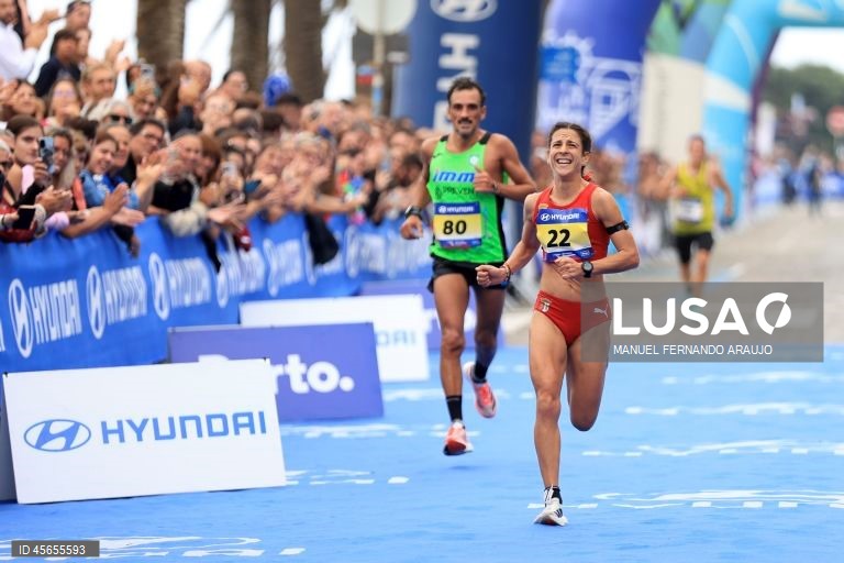 A melhor classificada portuguesa, Vanessa Carvalho, à chegada à meta  durante a 18ª edição da Meia Maratona do Porto, 14 Setembro de 2025.  MANUEL FERNANDO ARAUJO/LUSA