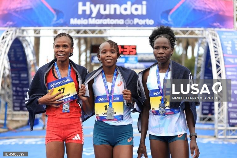 Podio feminino, com as atletas Janet Ruguru Gichumbi (2ª classificada), Cynthia Chemweno  (vencedora) e Annet Chemmengich Chelangat (3º classificada) à chegada à meta durante a 18ª edição da Meia Maratona do Porto, 14 Setembro de 2025.  MANUEL FERNANDO ARAUJO/LUSA