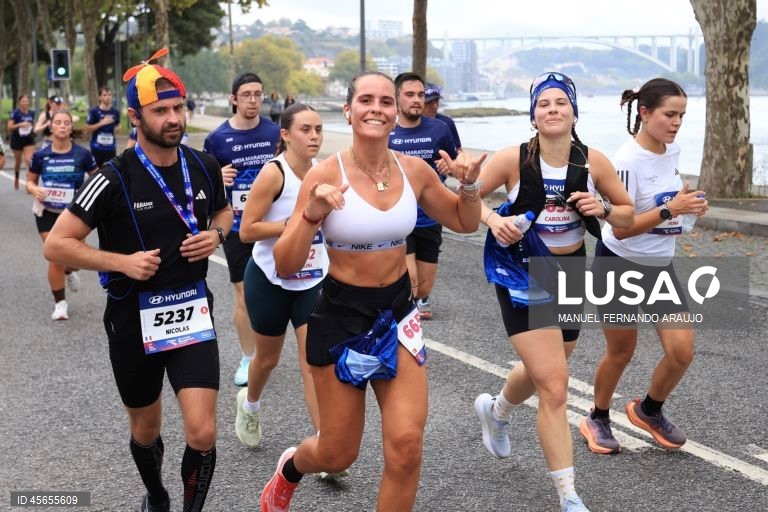 Participantes durante a 18ª edição da Meia Maratona do Porto, 14 Setembro de 2025.  MANUEL FERNANDO ARAUJO/LUSA