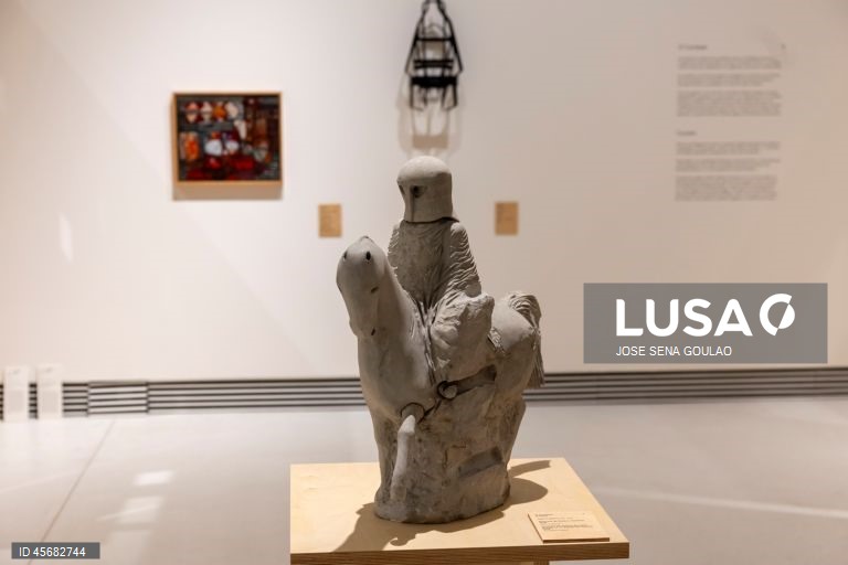 Visita guiada às três novas exposições do Centro de Arte Moderna (CAM) Gulbenkian, “Xerazade, a Coleção Interminável do CAM”, “Zineb Sedira. Standing Here Wondering Which Way to Go” e “Francisco Trêpa. Baile dos Bugalhos”, em Lisboa, 18 de setembro de 2025. JOSÉ SENA GOULÃO/LUSA