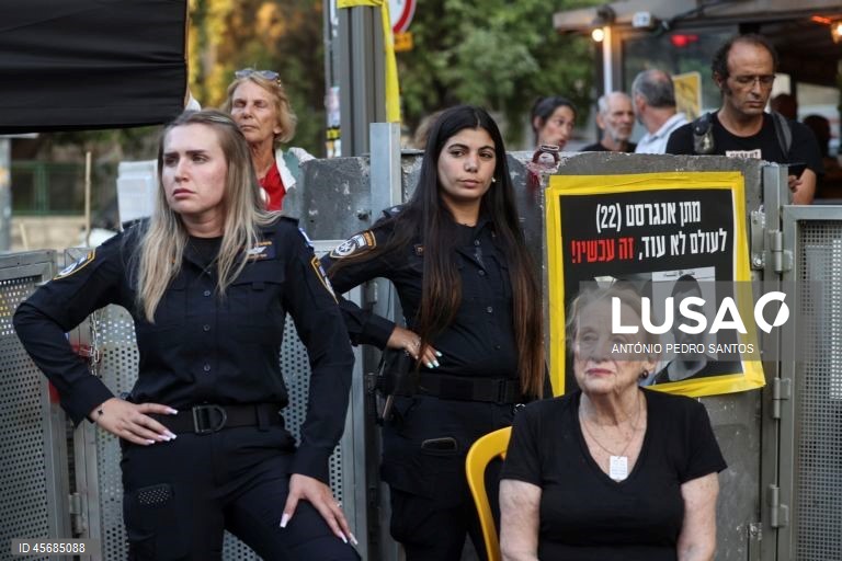 Mães de reféns e soldados israelitas protestam em frente à casa do primeiro-ministro Benjamin Netanyahu, acorrentando-se e transportando três caixões vazios, em Jerusalém, Israel, 18 de setembro de 2025. Os três caixões simbolizam o próximo refém que será assassinado devido à pressão militar, o segundo para o seguinte refém falecido devido aos bombardeamentos das Forças de Defesa de Israel (IDF) e o terceiro para o próximo soldado que morrerá na "guerra sem sentido" em Gaza. ANTÓNIO PEDRO...
