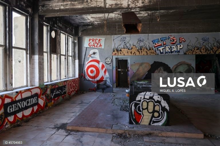 Visita à Red Zone Gallery, uma "galeria" de arte pública dedicada à Palestina, que está a ser criada num espaço abandonado na Póvoa de Santo Iria, 17 de setembro de 2025. (ACOMPANHA TEXTO DE 26 DE SETEMBRO DE 2025). MIGUEL A. LOPES/LUSA