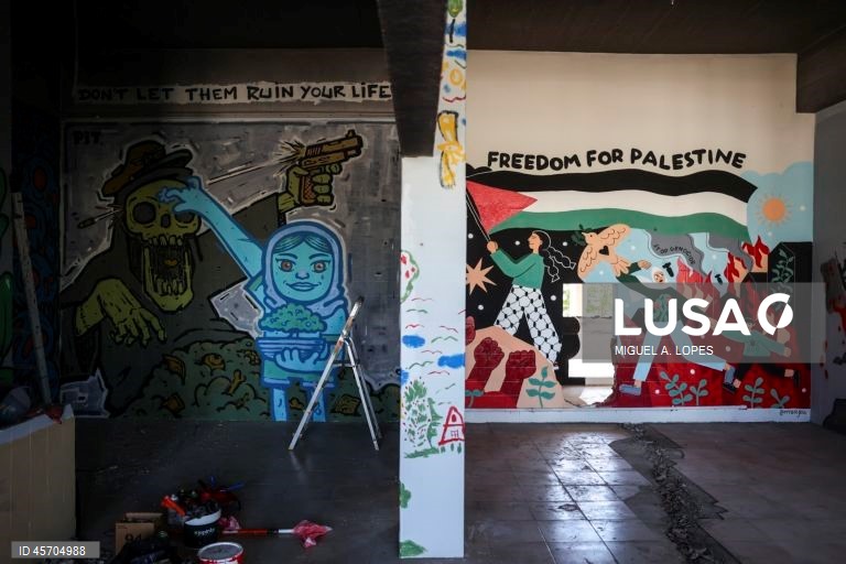 Visita à Red Zone Gallery, uma "galeria" de arte pública dedicada à Palestina, que está a ser criada num espaço abandonado na Póvoa de Santo Iria, 17 de setembro de 2025. (ACOMPANHA TEXTO DE 26 DE SETEMBRO DE 2025). MIGUEL A. LOPES/LUSA