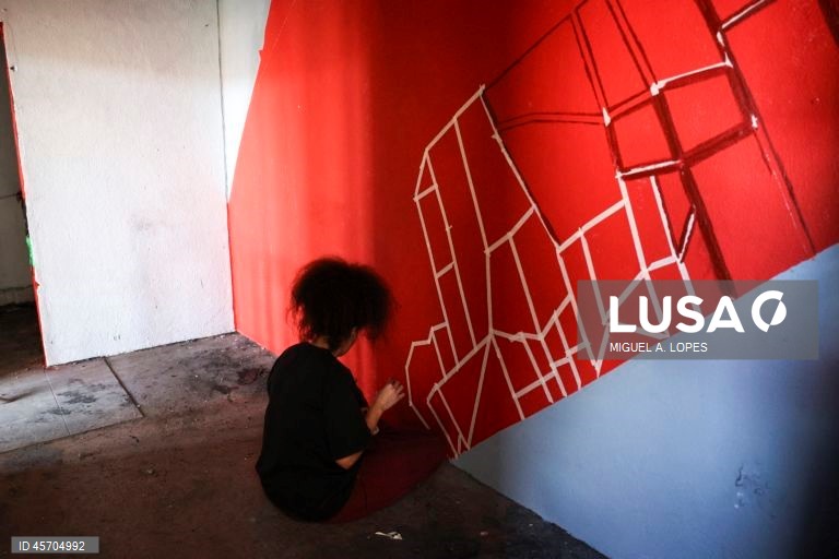 Visita à Red Zone Gallery, uma "galeria" de arte pública dedicada à Palestina, que está a ser criada num espaço abandonado na Póvoa de Santo Iria, 17 de setembro de 2025. (ACOMPANHA TEXTO DE 26 DE SETEMBRO DE 2025). MIGUEL A. LOPES/LUSA