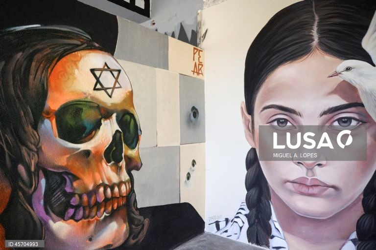 Visita à Red Zone Gallery, uma "galeria" de arte pública dedicada à Palestina, que está a ser criada num espaço abandonado na Póvoa de Santo Iria, 17 de setembro de 2025. (ACOMPANHA TEXTO DE 26 DE SETEMBRO DE 2025). MIGUEL A. LOPES/LUSA