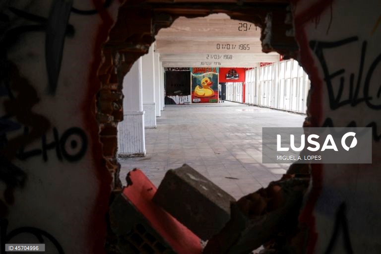 Visita à Red Zone Gallery, uma "galeria" de arte pública dedicada à Palestina, que está a ser criada num espaço abandonado na Póvoa de Santo Iria, 17 de setembro de 2025. (ACOMPANHA TEXTO DE 26 DE SETEMBRO DE 2025). MIGUEL A. LOPES/LUSA