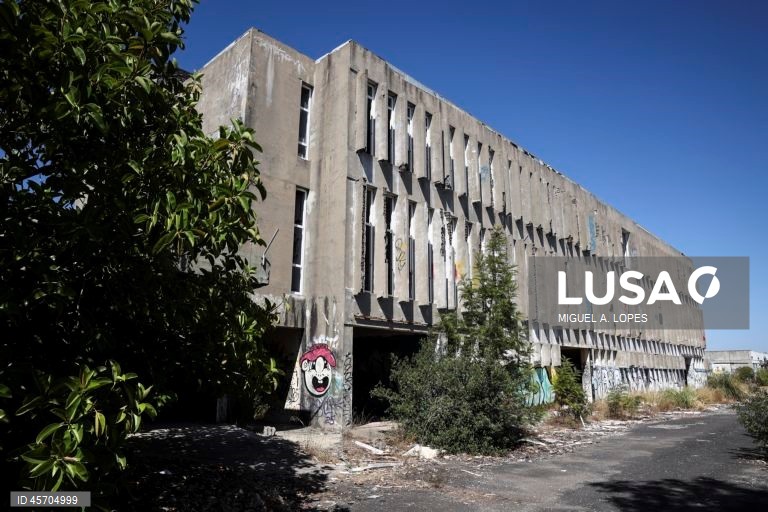 Visita à Red Zone Gallery, uma "galeria" de arte pública dedicada à Palestina, que está a ser criada num espaço abandonado na Póvoa de Santo Iria, 17 de setembro de 2025. (ACOMPANHA TEXTO DE 26 DE SETEMBRO DE 2025). MIGUEL A. LOPES/LUSA