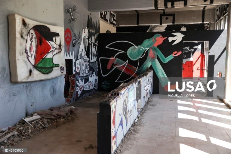 Visita à Red Zone Gallery, uma "galeria" de arte pública dedicada à Palestina, que está a ser criada num espaço abandonado na Póvoa de Santo Iria, 17 de setembro de 2025. (ACOMPANHA TEXTO DE 26 DE SETEMBRO DE 2025). MIGUEL A. LOPES/LUSA