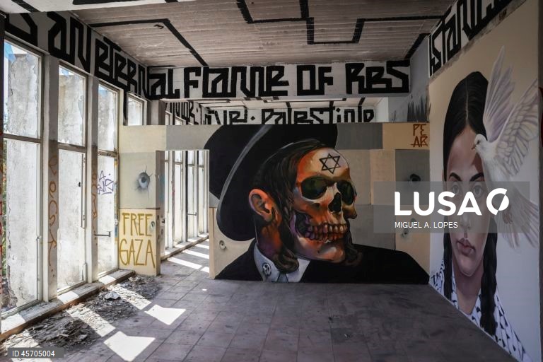 Visita à Red Zone Gallery, uma "galeria" de arte pública dedicada à Palestina, que está a ser criada num espaço abandonado na Póvoa de Santo Iria, 17 de setembro de 2025. (ACOMPANHA TEXTO DE 26 DE SETEMBRO DE 2025). MIGUEL A. LOPES/LUSA