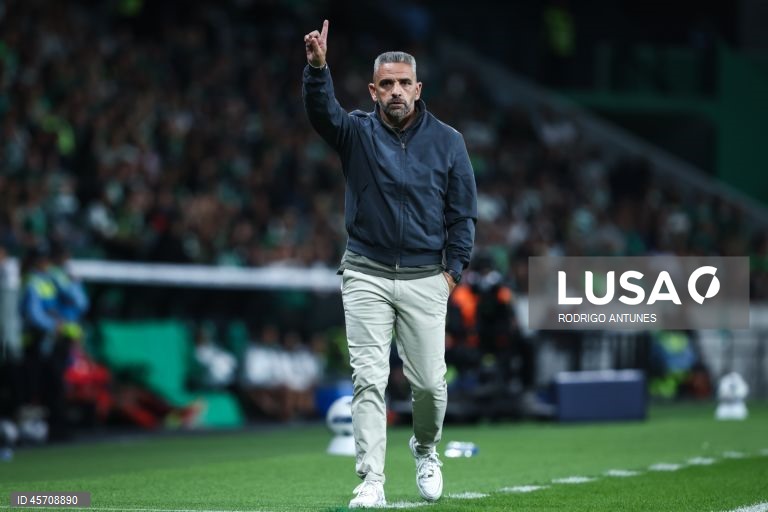 O campeão em título Sporting somou hoje o quinto triunfo em seis jogos na edição 2025/26 da I Liga portuguesa de futebol, ao vencer em casa o Moreirense por 3-0, no fecho da sexta jornada.
