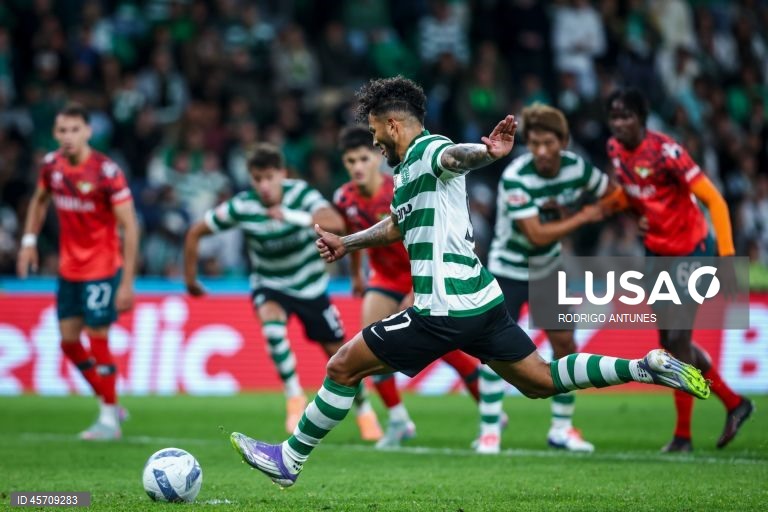 O campeão em título Sporting somou hoje o quinto triunfo em seis jogos na edição 2025/26 da I Liga portuguesa de futebol, ao vencer em casa o Moreirense por 3-0, no fecho da sexta jornada.