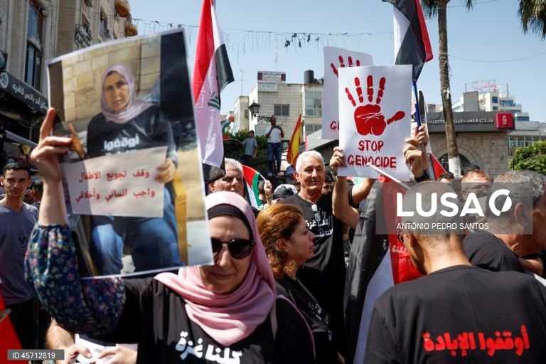 Manifestantes protestam pelo fim da guerra em Gaza e como forma de agradecimento a vários países pelo reconhecimento do Estado da Palestina, entre os quais Portugal, em Ramallah, Cisjordânia, 23 de setembro de 2025. ANTÓNIO PEDRO SANTOS/LUSA

