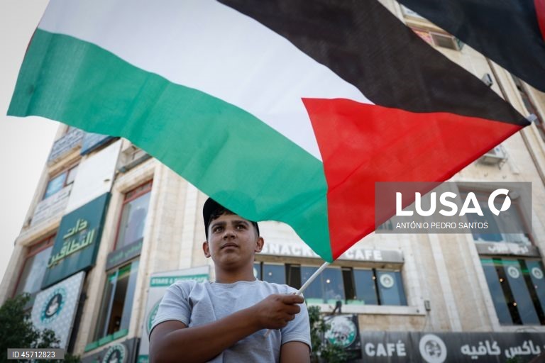 Um manifestante protesta pelo fim da guerra em Gaza e como forma de agradecimento a vários países pelo reconhecimento do Estado da Palestina, entre os quais Portugal, em Ramallah, Cisjordânia, 23 de setembro de 2025. ANTÓNIO PEDRO SANTOS/LUSA

